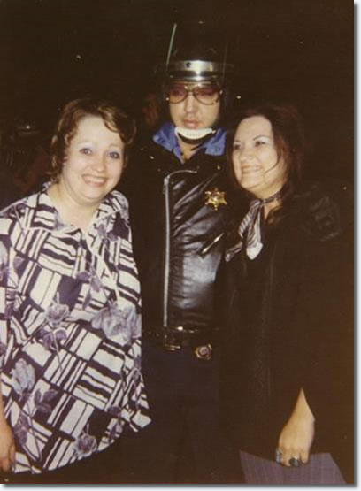 Shirley Connell, Elvis Presley and Tracy Gawer at Vickers Gas Station, Memphis, October 4, 1976. 